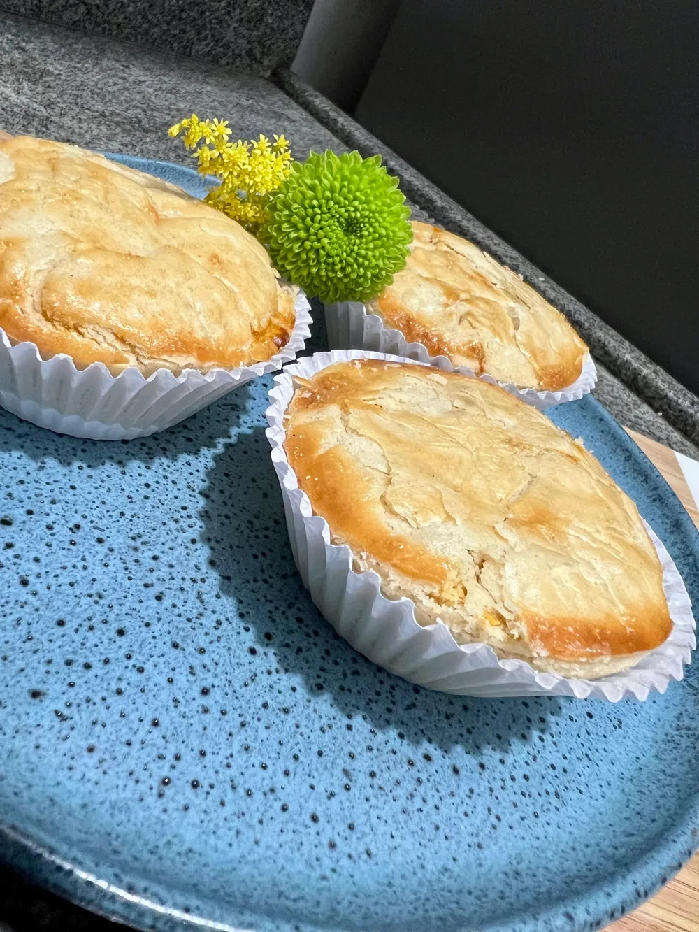 Empadas assadas douradas servidas em prato azul