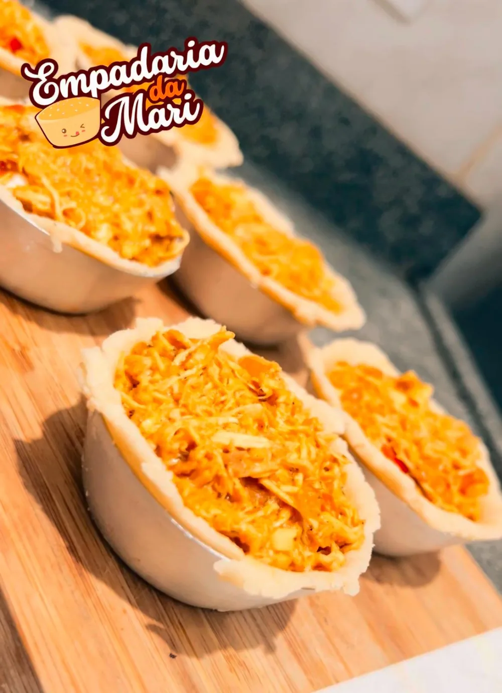 Forminhas de massa cheias de recheio cremoso de frango